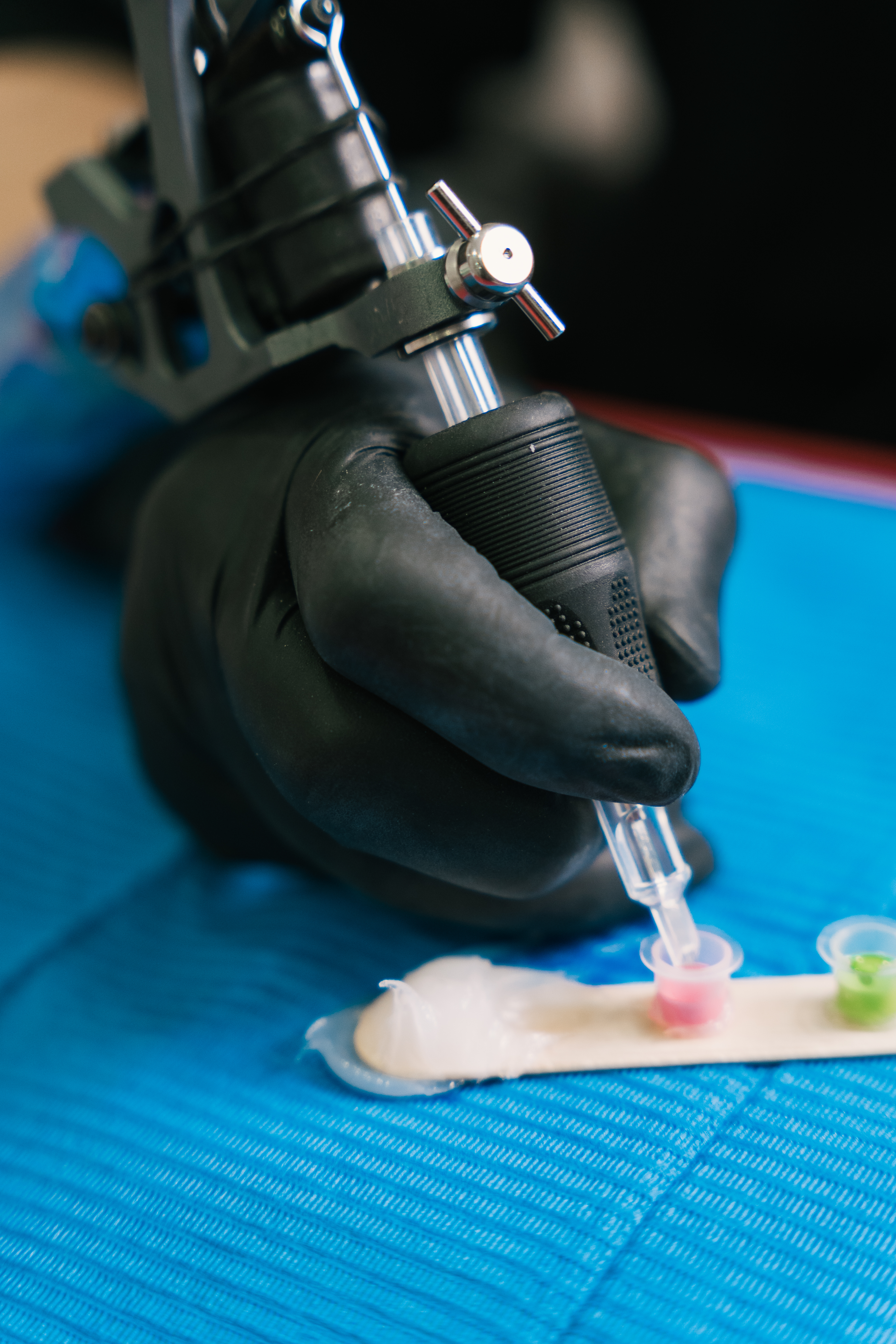 Používanie tetovacej farby.